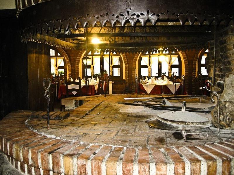 Hotel Restaurant Bujtina E Gjelit Tirana Bagian luar foto